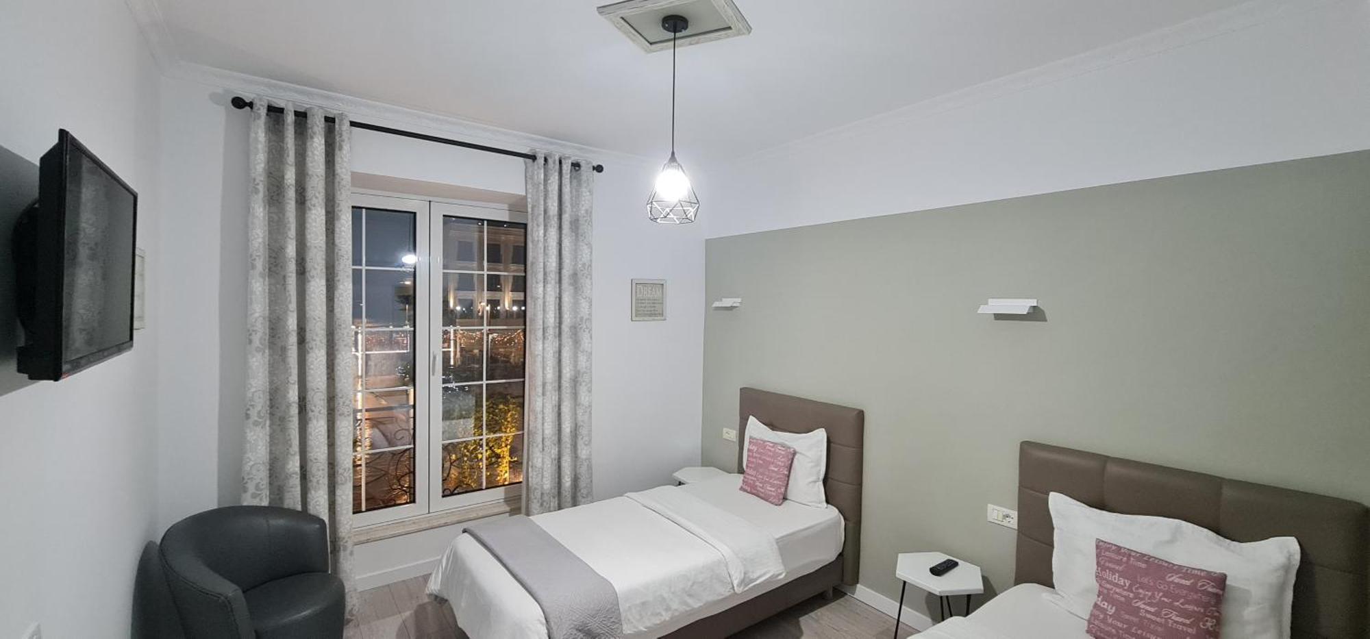 Funky Guest House & Adventures Permet Luaran gambar