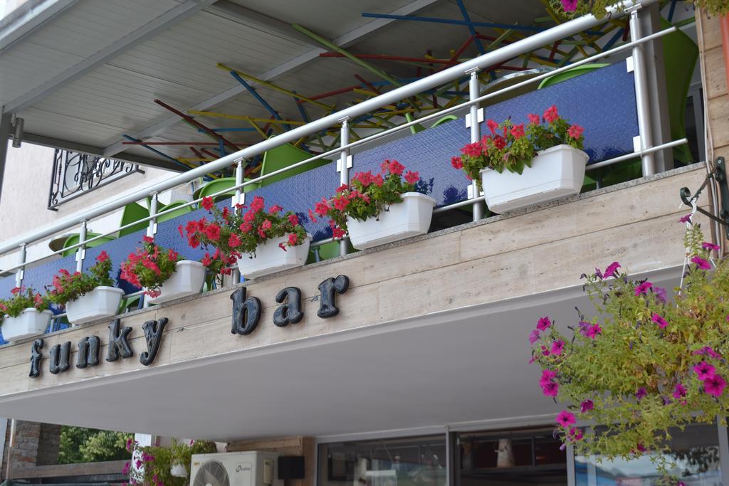 Funky Guest House & Adventures Permet Luaran gambar